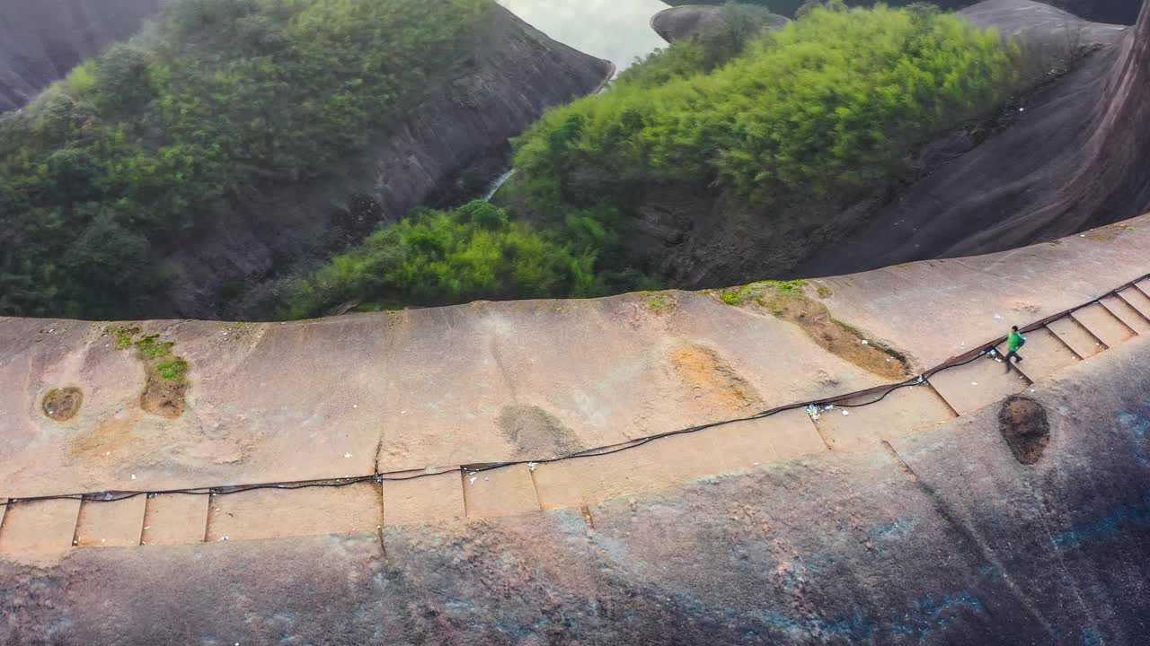 一个男人正在危险的丹霞山上跑步视频素材