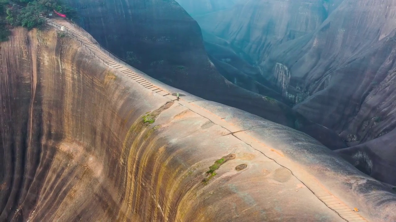 一个男人正在危险的丹霞山上跑步视频素材