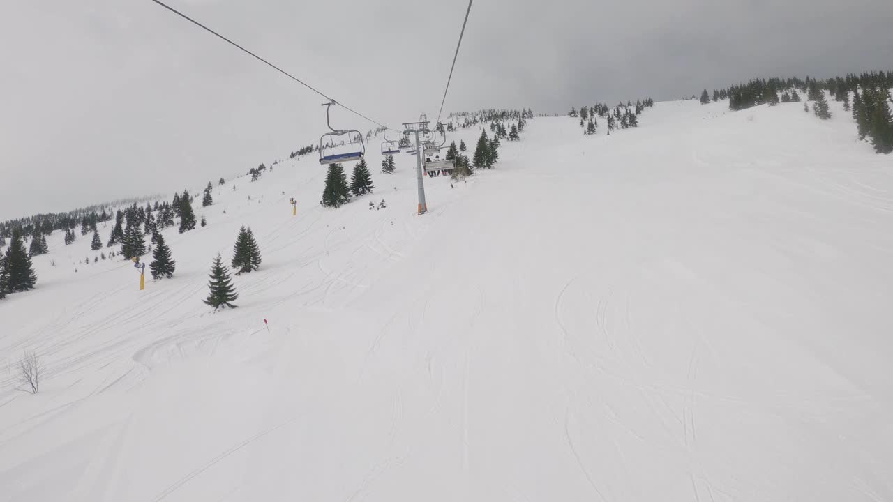 乘坐滑雪缆车到山顶放松一下视频下载