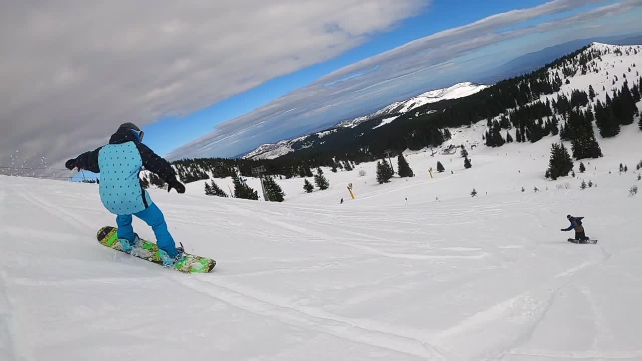 骑着滑雪板在粉状雪中滑行视频素材