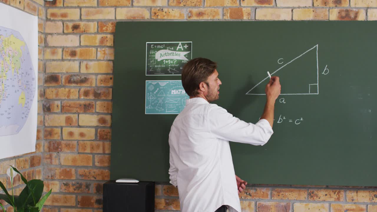 白人男性教师在学校课堂上教数学的肖像视频下载