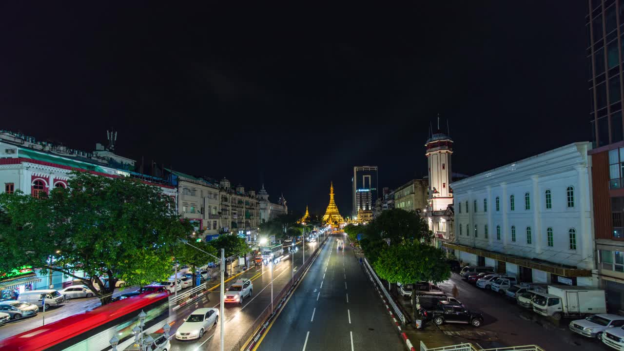 缅甸仰光市大金塔古塔夜间交通延时视频视频素材