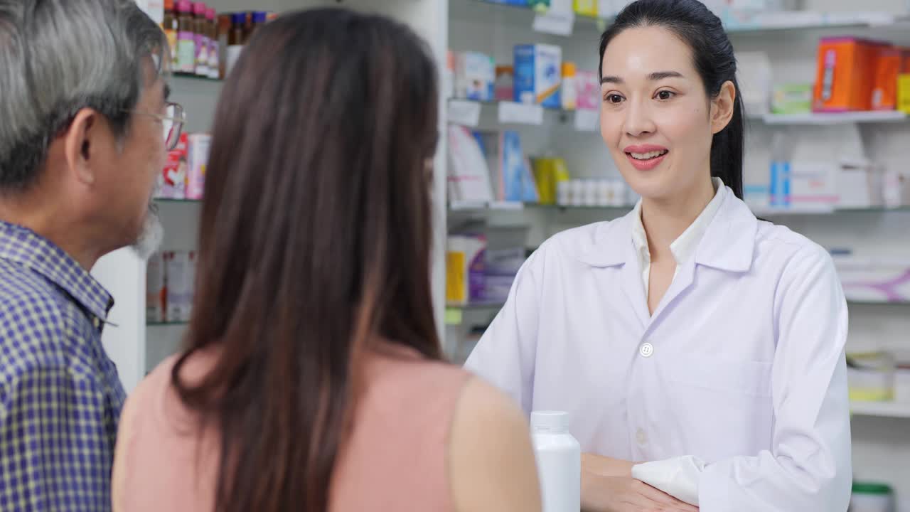 女医生在药店与顾客交谈。她向顾客解释药品。视频素材