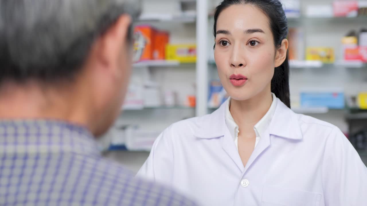 女医生向客户咨询产品细节。她在药店和一位顾客谈话。视频素材