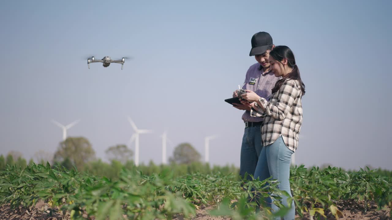 两个农民使用无人机一起工作在农民，智能农场视频素材
