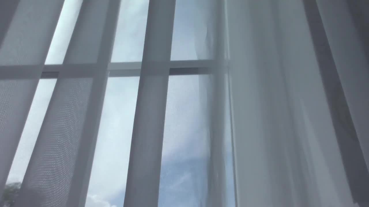 窗帘挂在窗户上的景象。视频素材