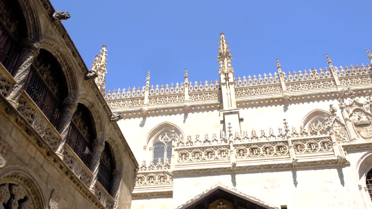格拉纳达大教堂，或化身大教堂(西班牙语:Catedral de Granada, Santa Iglesia Catedral Metropolitana de la Encarnación de Granada)是格拉纳达市的一座罗马天主教教堂，格拉纳达省的首府同名视频素材