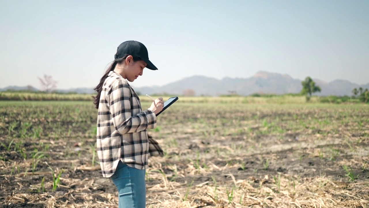 农民使用无人机在农民，智能农场视频素材