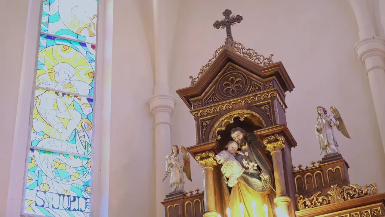 罗马天主教堂的金色唱腔。视频素材
