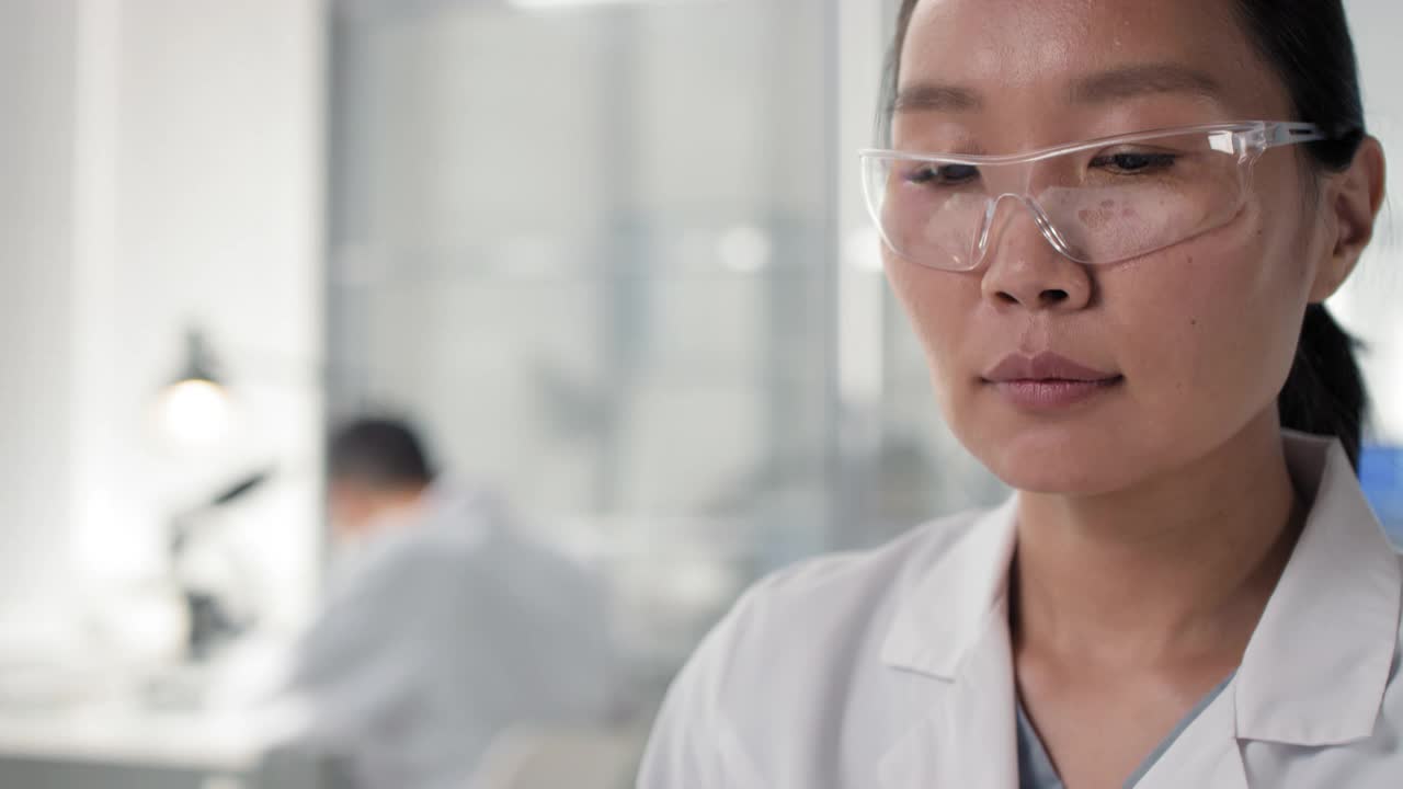 亚洲微生物学家和实验室培养的肉样本视频素材