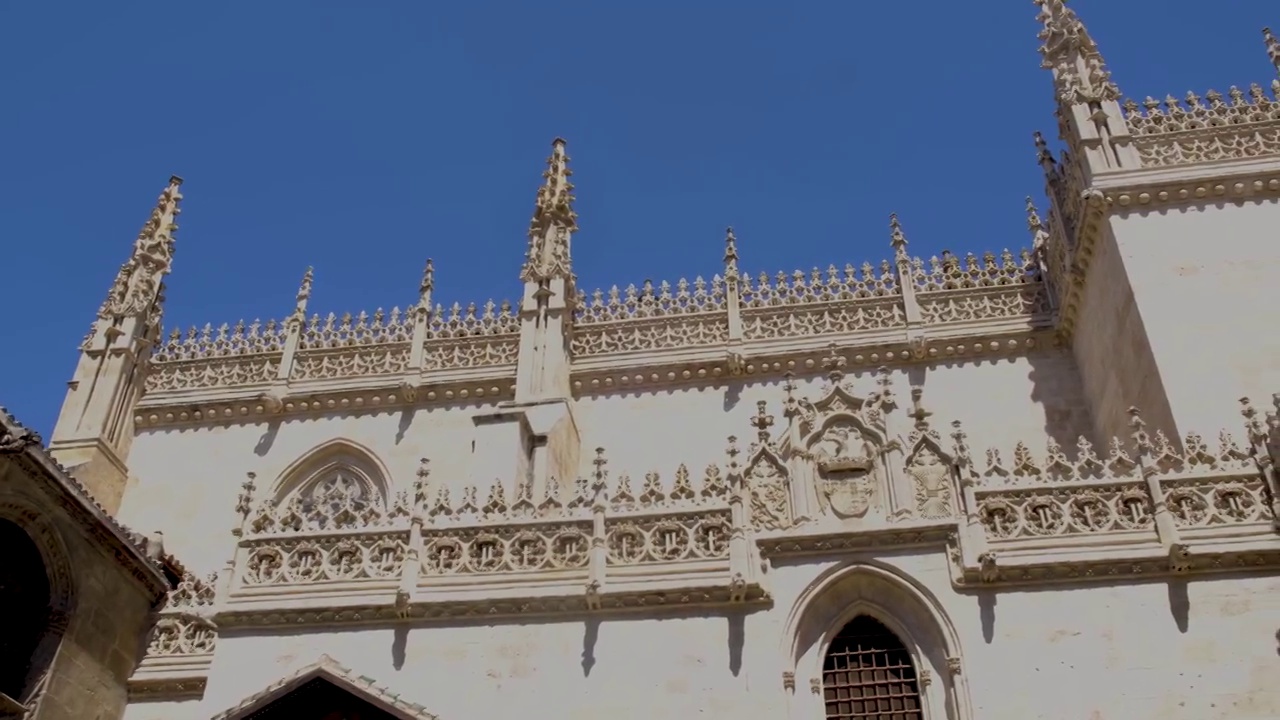 格拉纳达大教堂，或化身大教堂(西班牙语:Catedral de Granada, Santa Iglesia Catedral Metropolitana de la Encarnación de Granada)是格拉纳达市的一座罗马天主教教堂，格拉纳达省的首府同名视频素材