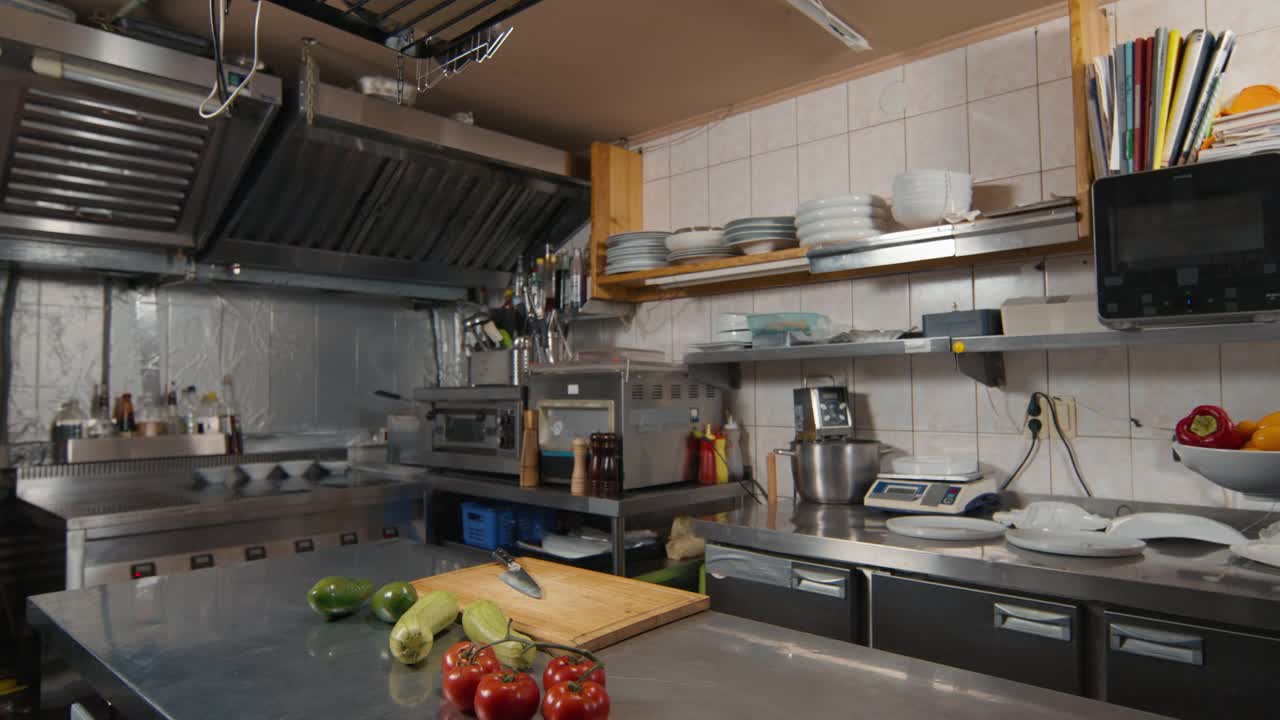 厨师在餐厅厨房切蘑菇视频下载