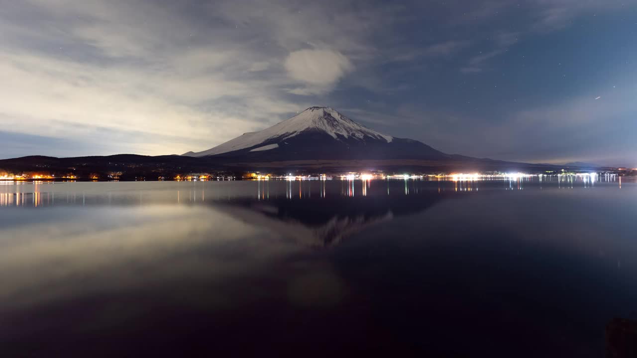 富士山与湖中映云(延时)视频素材