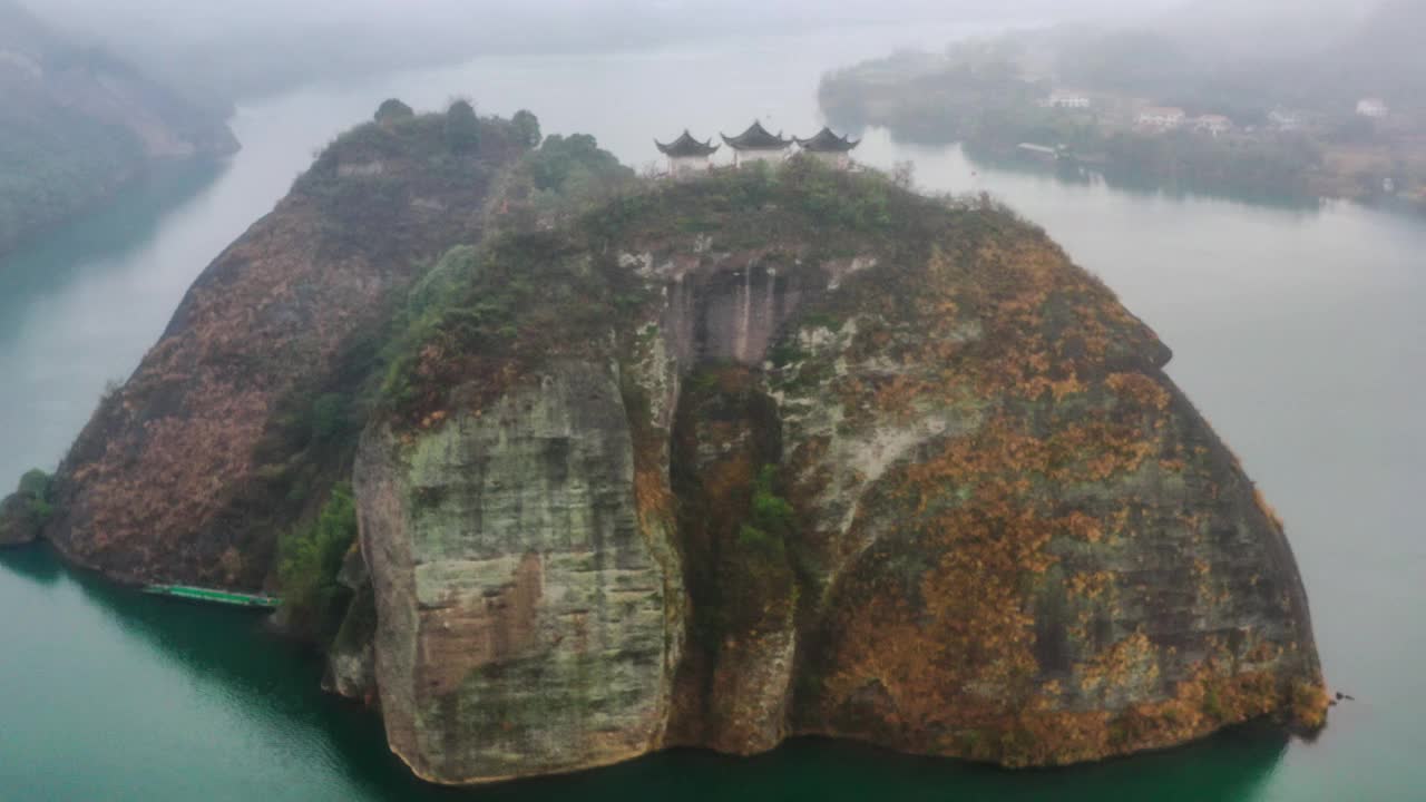 三座道观矗立在河中的悬崖上视频下载
