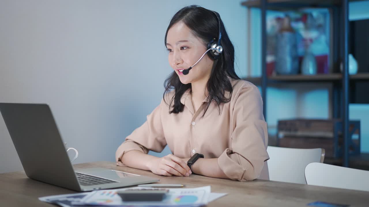 亚洲女性客户服务微笑和努力工作到深夜视频下载