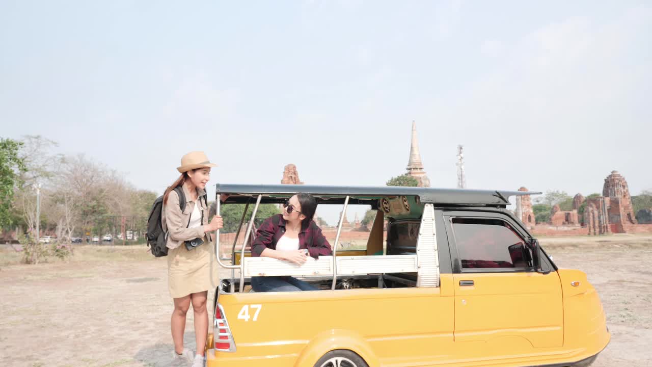 美丽的亚洲女游客享受汽车嘟嘟车旅游度假视频下载
