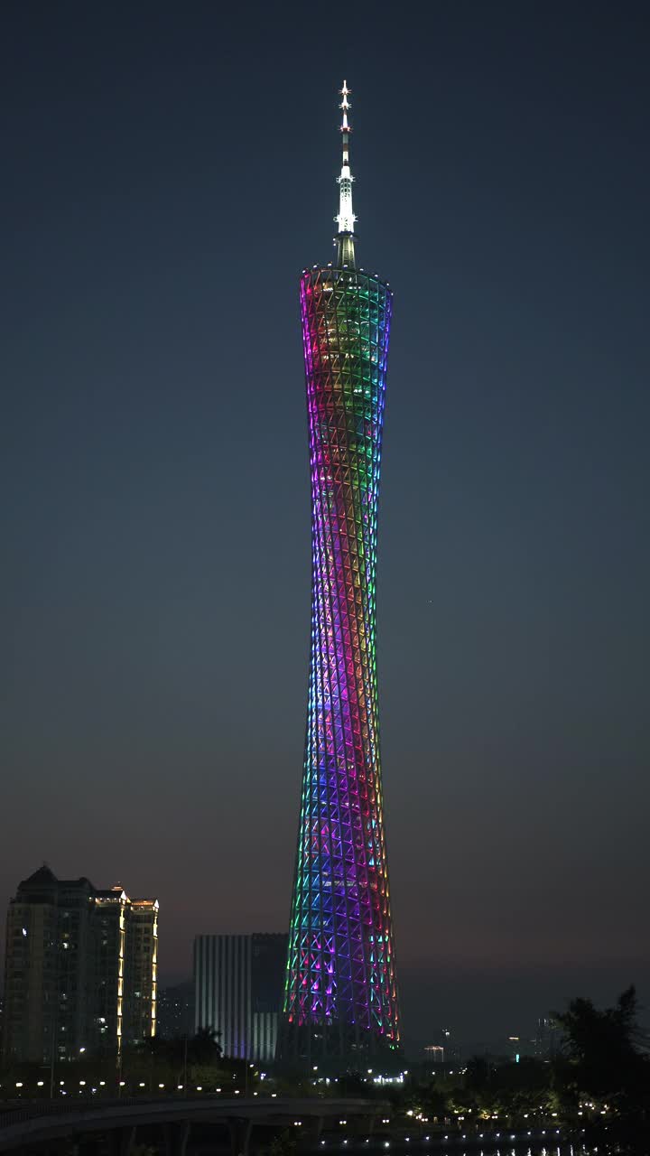 广州塔夜景镜头，垂直构图视频素材