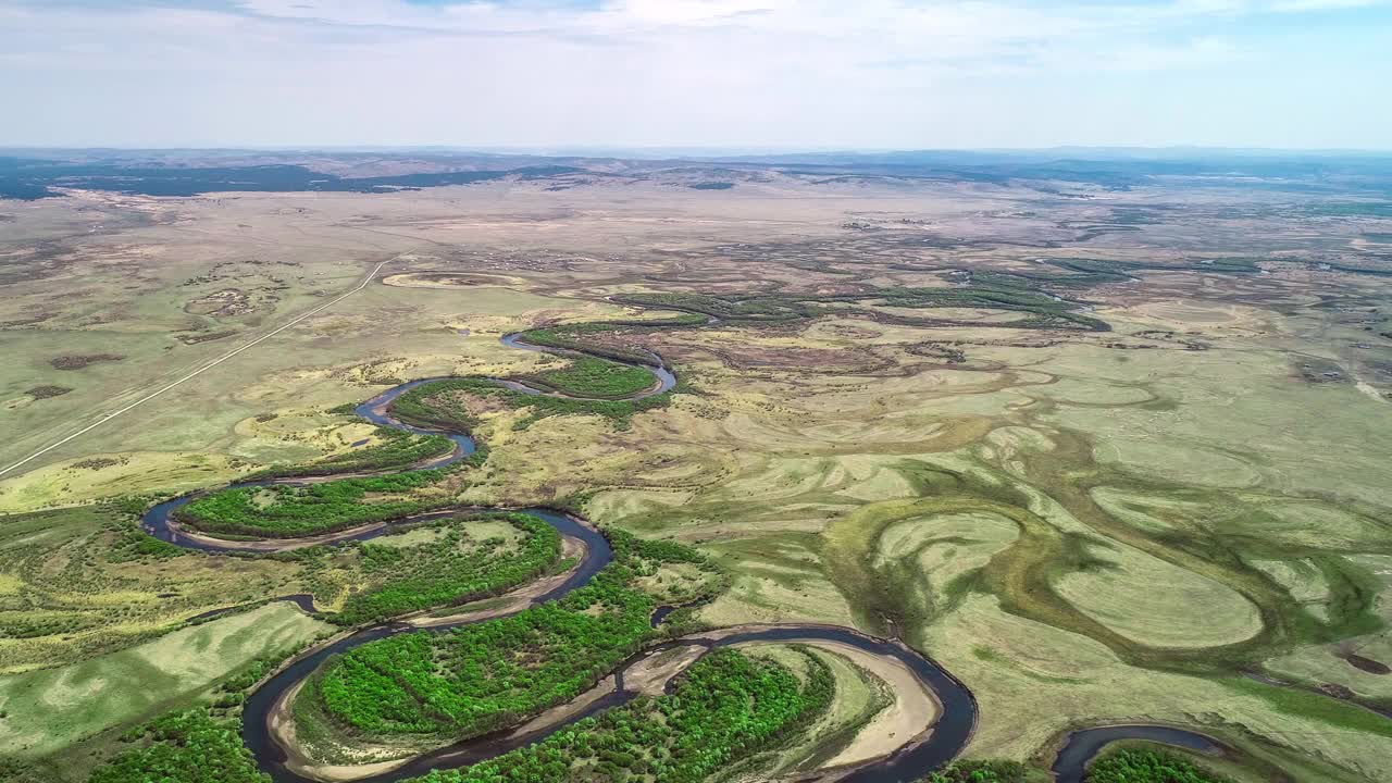 有许多小河蜿蜒在内蒙古的草原上视频素材