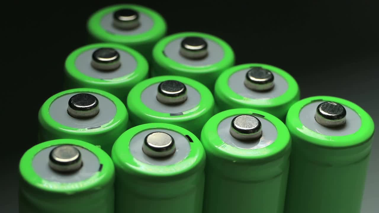 一组电池。绿色电池。纯粹的能量。光滑的旋转。视频素材
