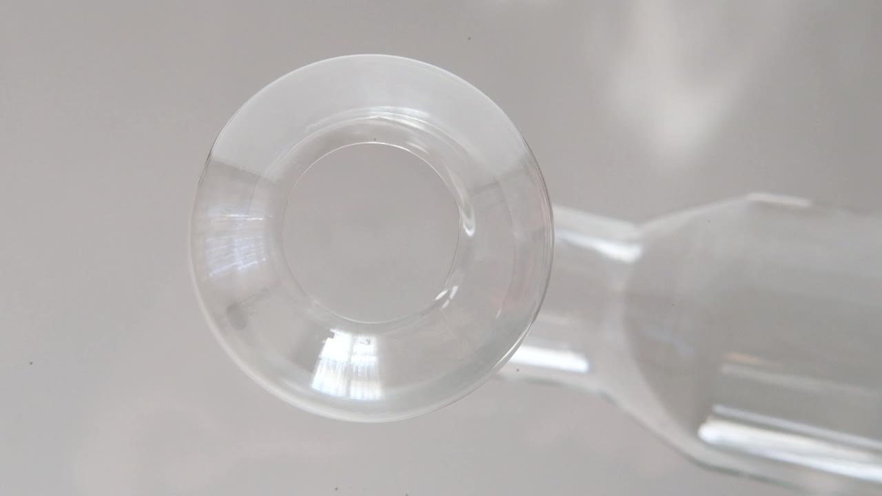 水注入玻璃的慢动作在白色背景上视频下载