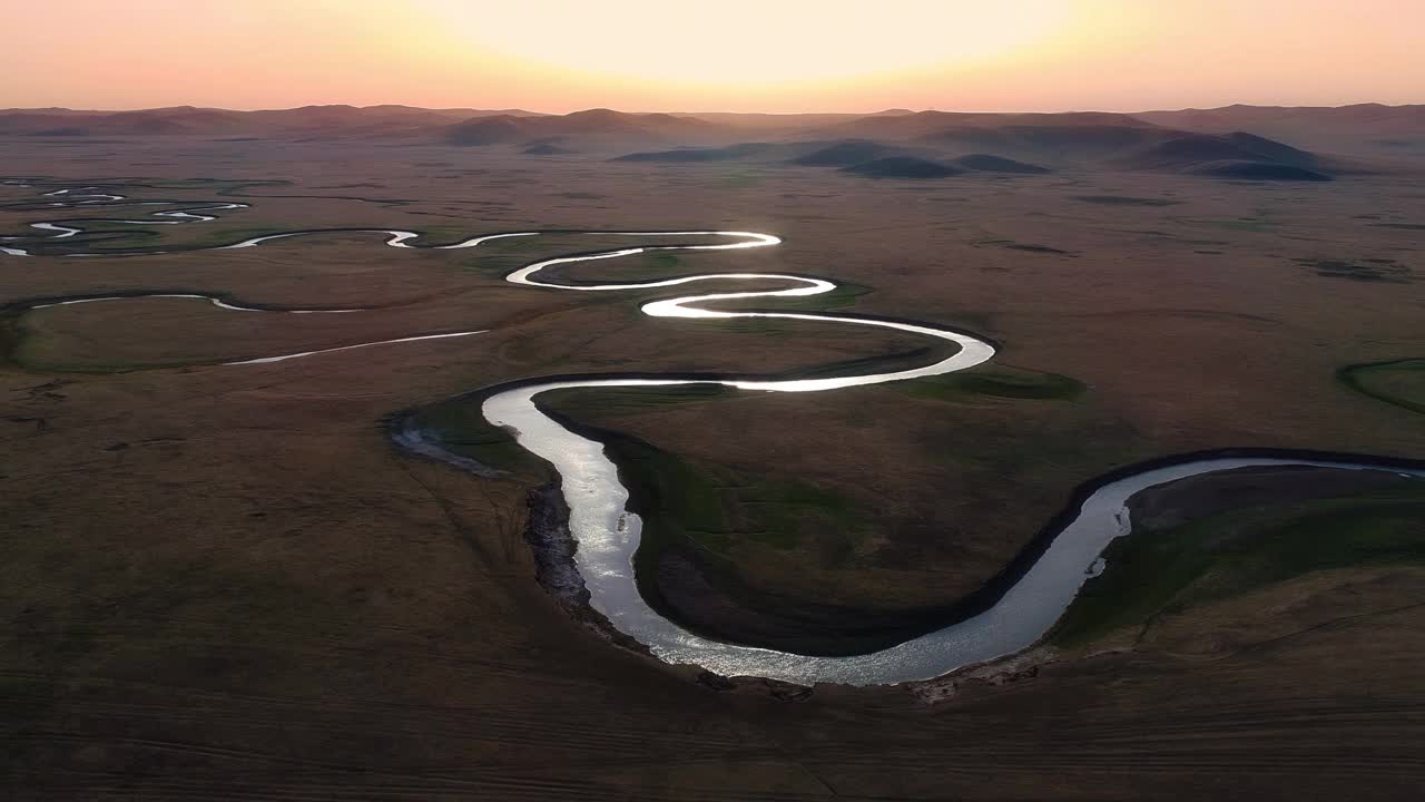 穆里格莱河在呼伦贝尔草原上蜿蜒流淌视频下载