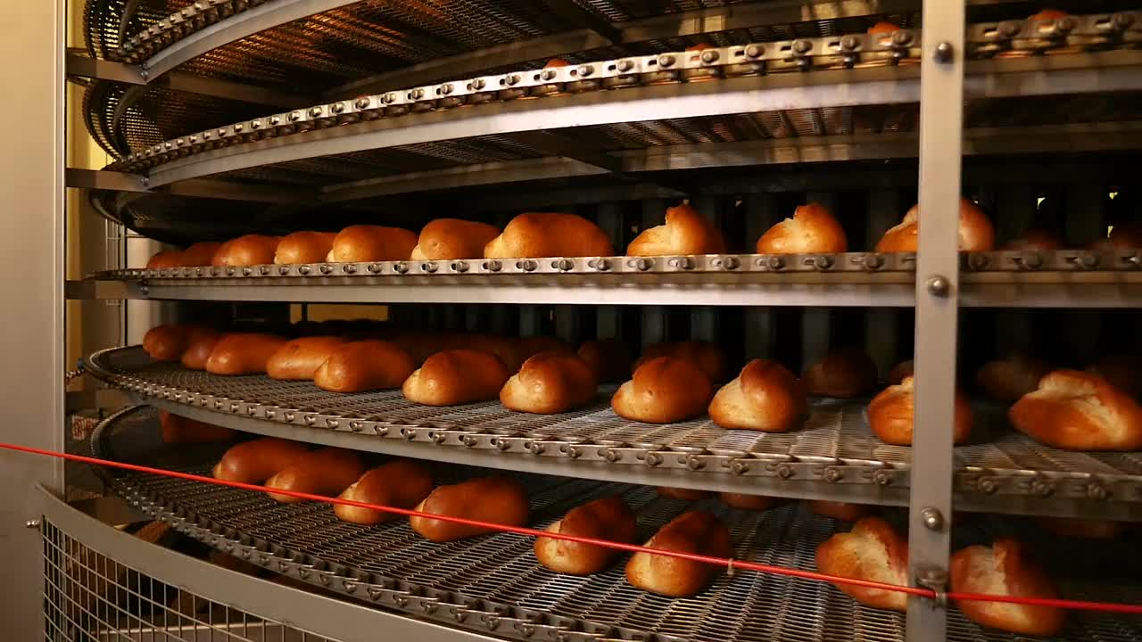 收集点位于生产面包的工厂。柜台上有烘焙产品。特写镜头视频下载