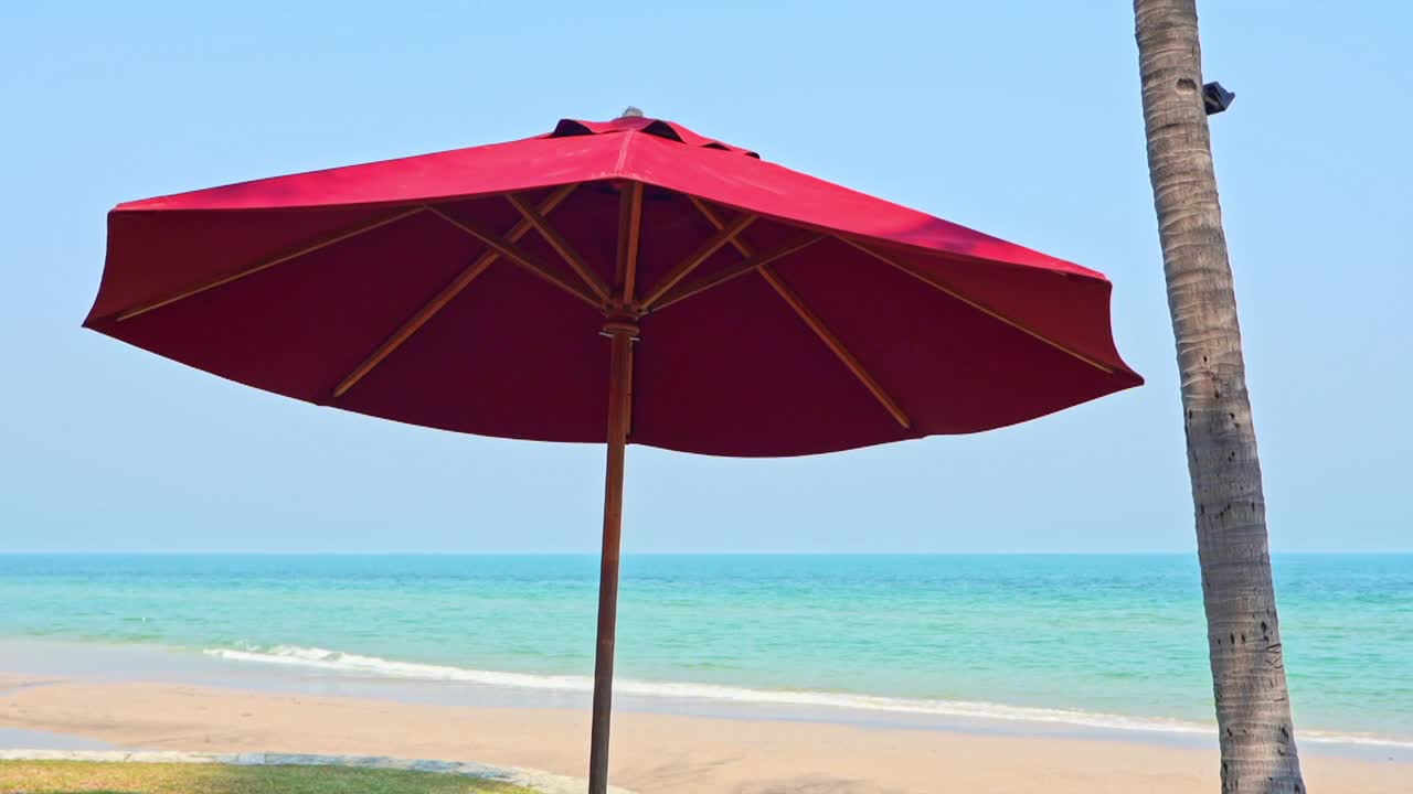 雨伞和椅子围绕海滩海边旅游视频下载