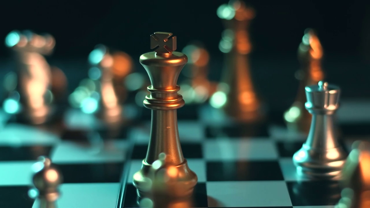 国际象棋的游戏。手握自信的商人对弈策略的发展分析。视频下载