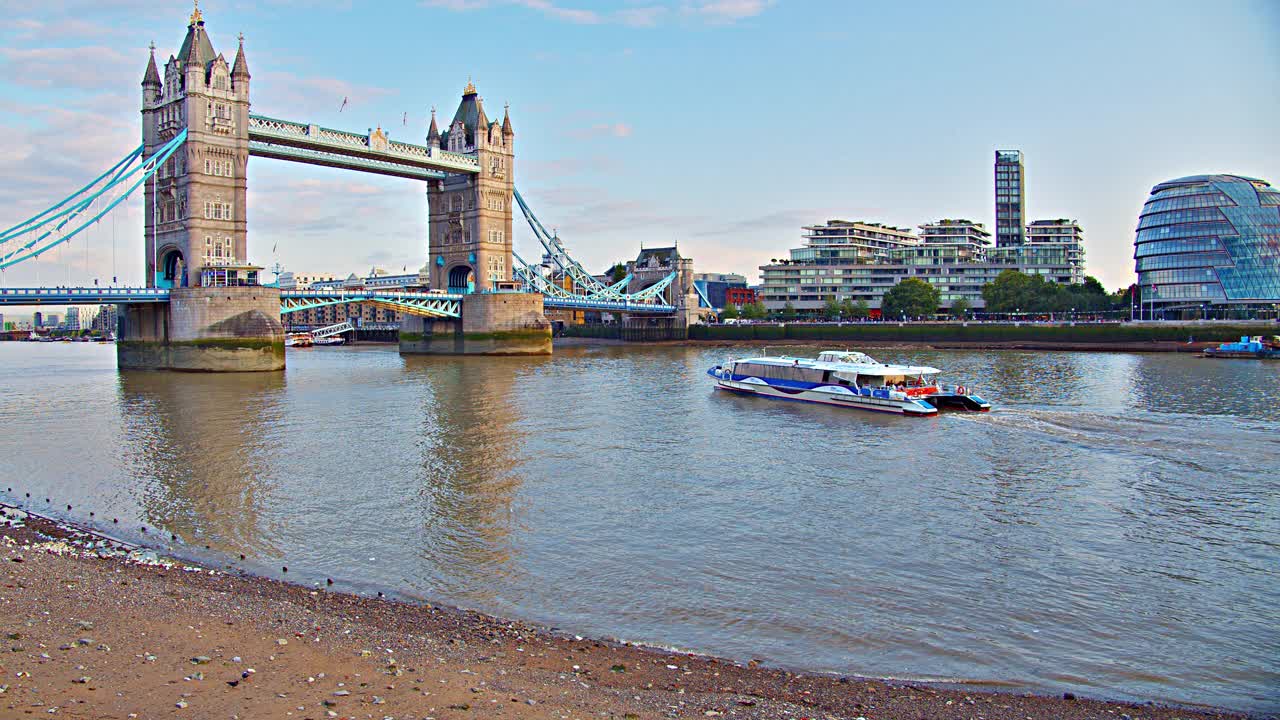游船和塔桥。伦敦视频素材