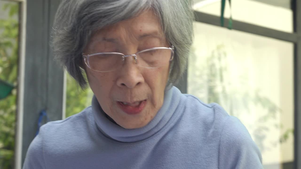 在家里吃饭的亚洲资深女性视频素材