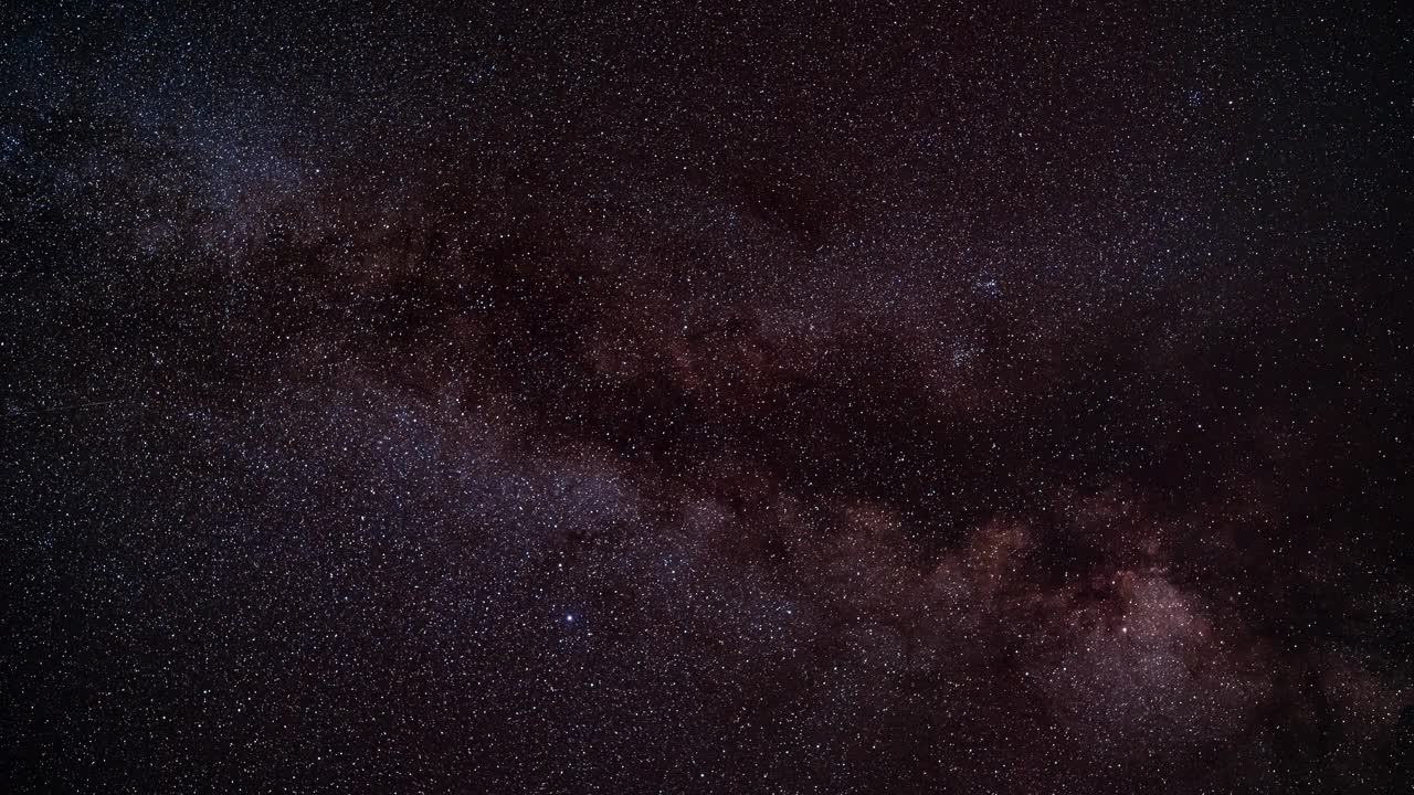 夜空的时间，许多星星与卫星经过，银河在天鹰座和人马座区域与明亮的牛郎星可见视频下载