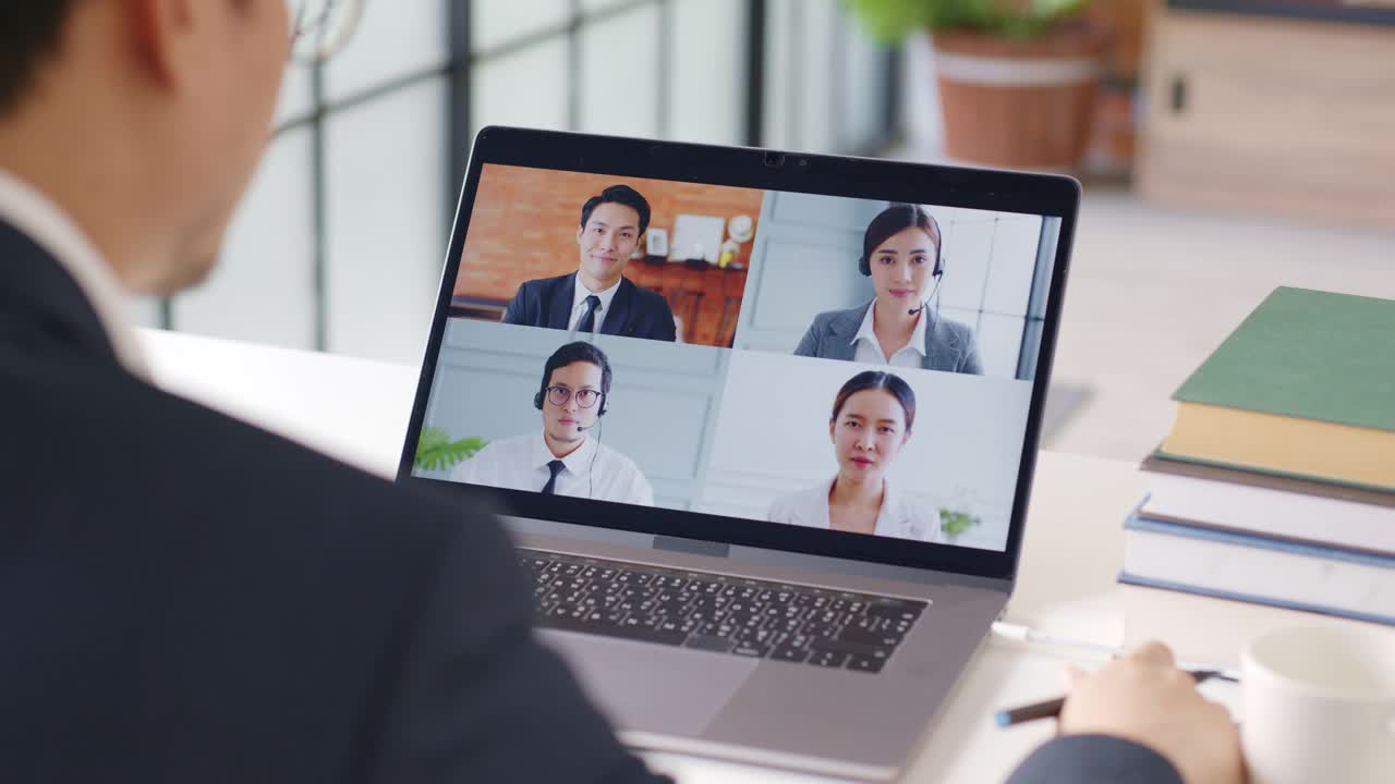 年轻的亚洲商人在家办公和与同事的虚拟视频会议商务人士，在线办公，视频电话在家办公视频素材