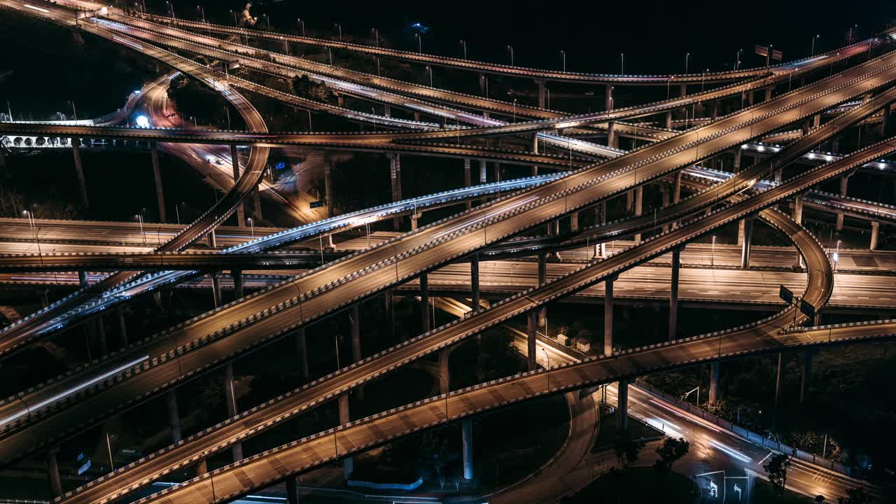 复杂立交桥及夜间交通繁忙的天桥鸟瞰图视频下载