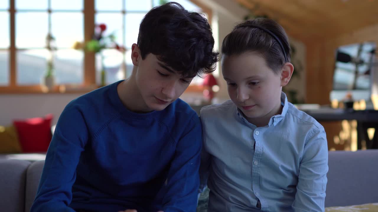 两个男孩在家玩的时候在自拍视频下载