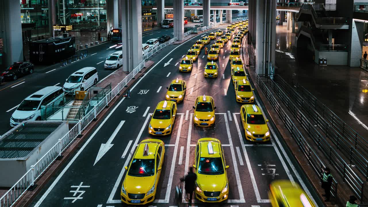 机场出口黄色出租车在夜间排队视频下载