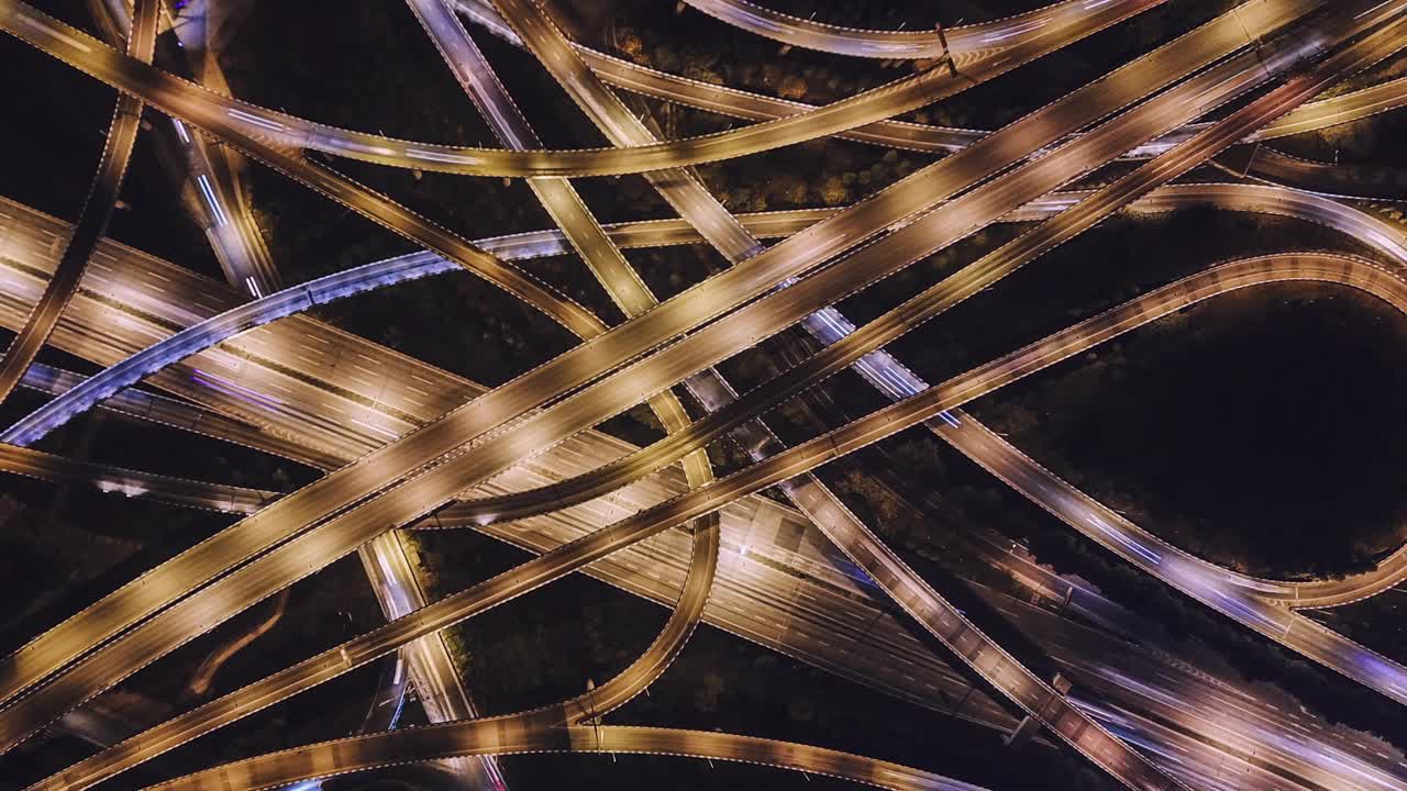 复杂立交桥及夜间交通繁忙的全景鸟瞰图视频素材
