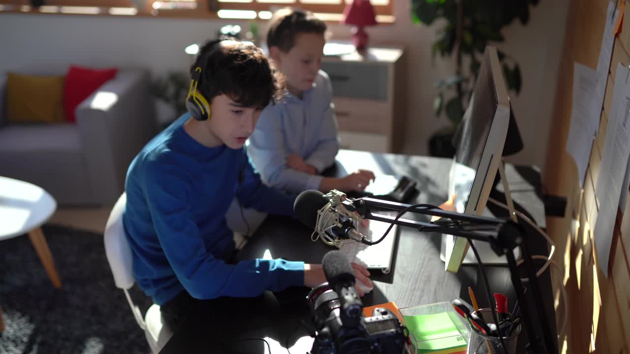 两个男孩在博客上写关于在家玩电脑游戏的视频视频下载