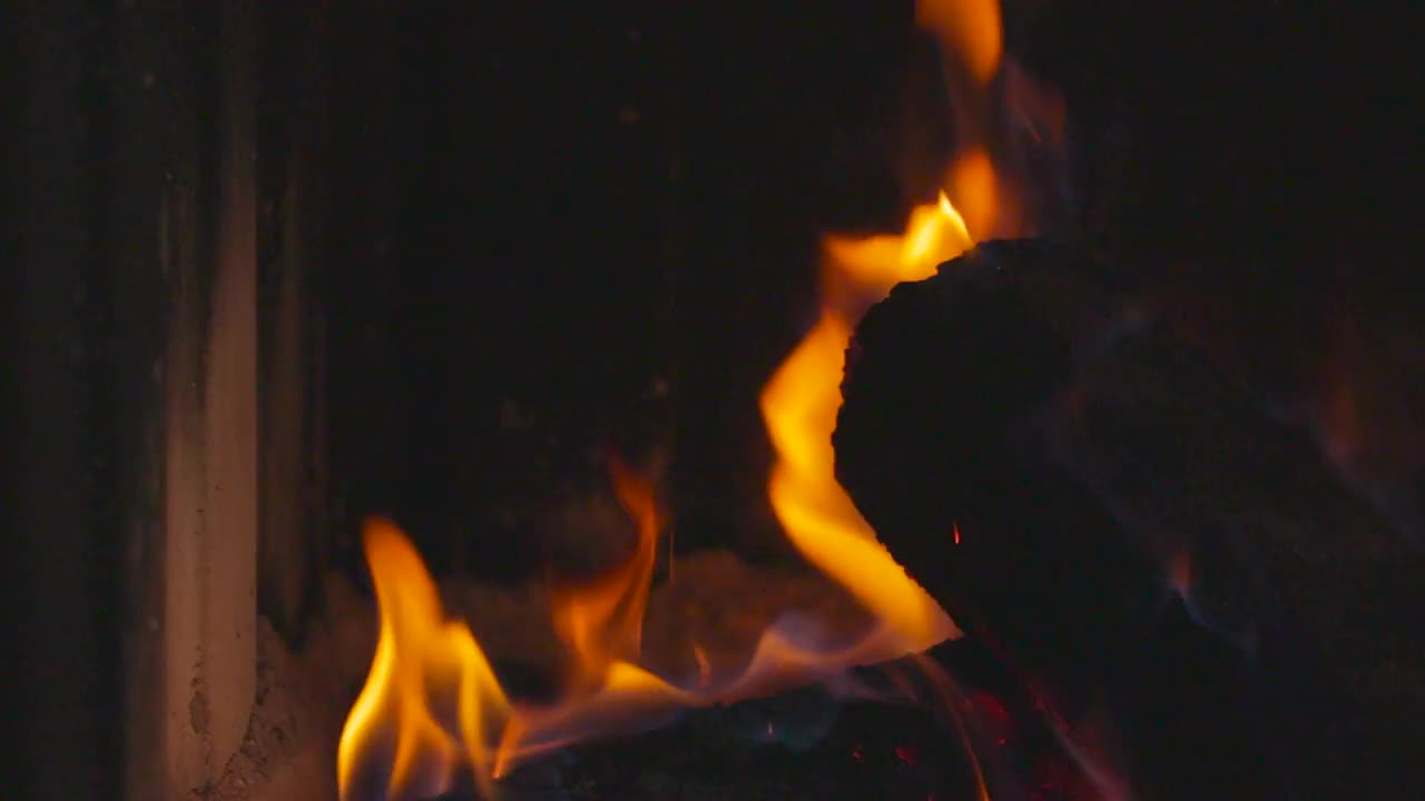 卡车拍到了壁炉里燃烧的木柴视频素材