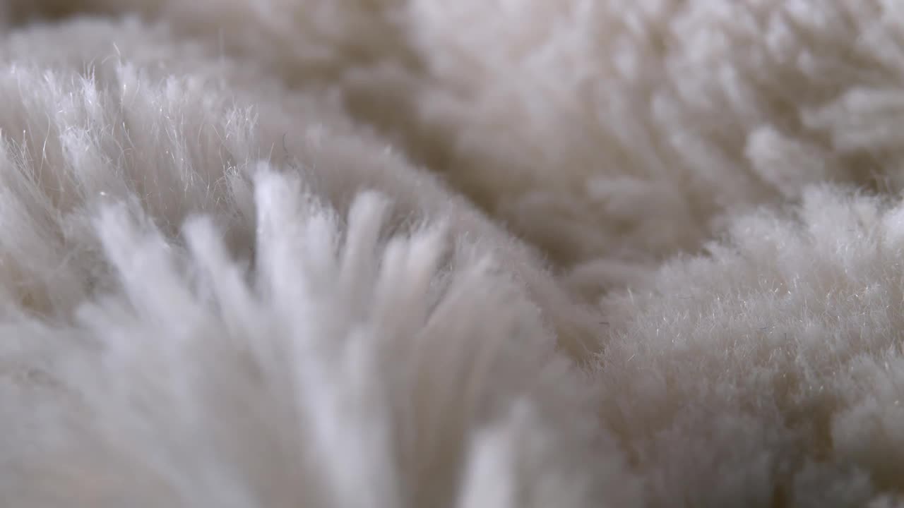 微距特写镜头上的白色人造毛皮。视频下载