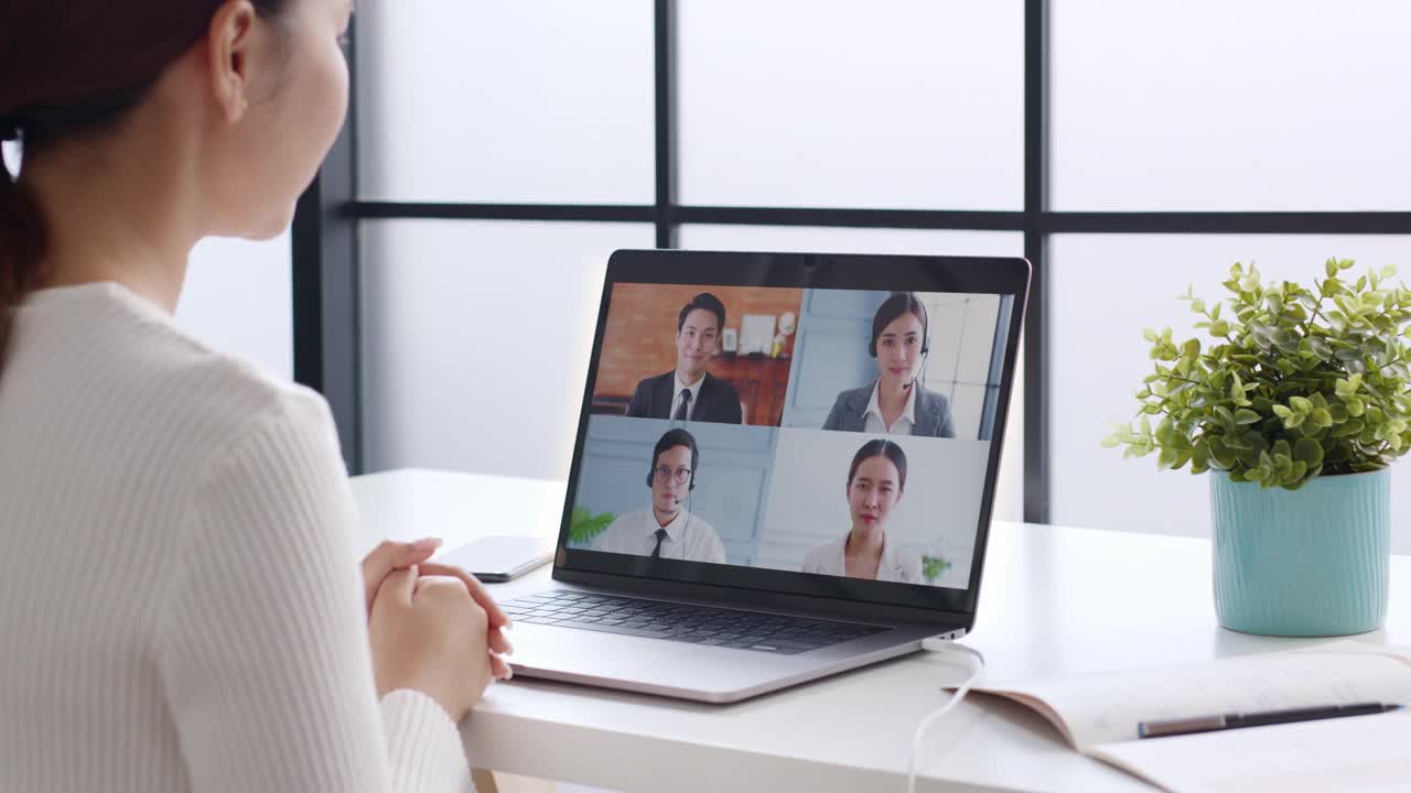 年轻的亚洲女商人在家工作和虚拟视频会议与同事商务人士，在线工作，视频电话在家办公室视频素材