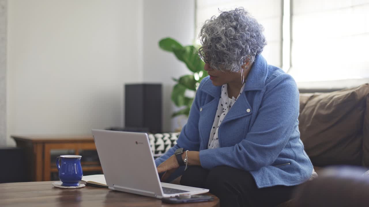 成年黑人妇女在家工作视频素材