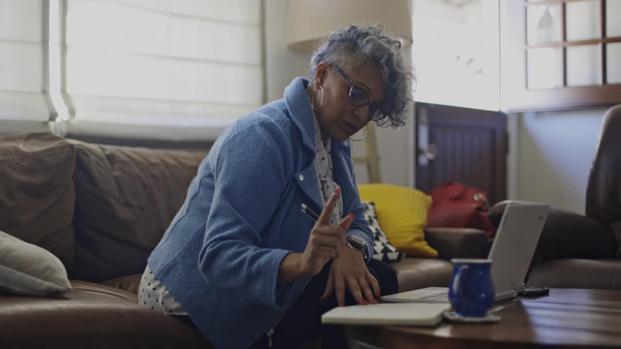 成年黑人妇女在家工作视频下载