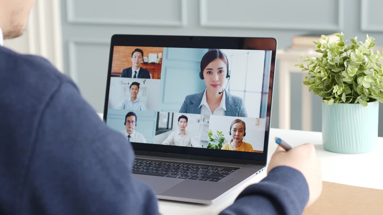 年轻的亚洲商人在家办公和与同事的虚拟视频会议商务人士，在线办公，视频电话在家办公视频素材