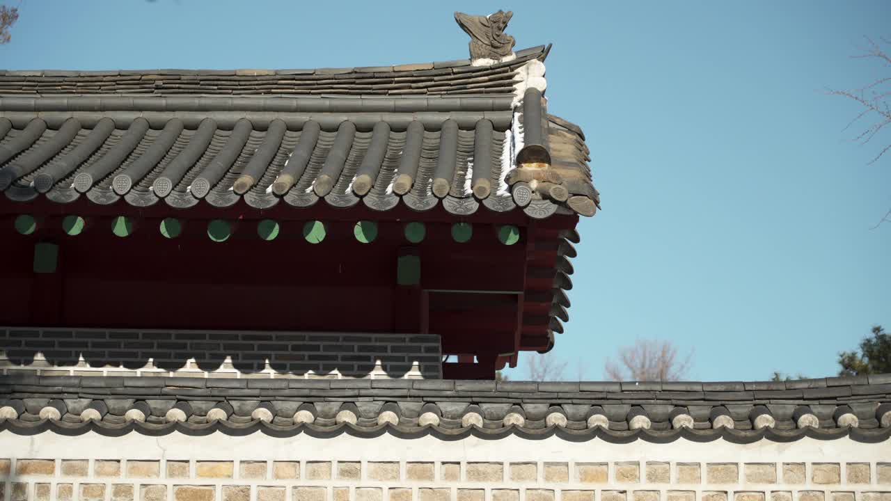 冬天，雪融化成水滴，从传统韩屋的屋顶和墙壁上落下视频素材