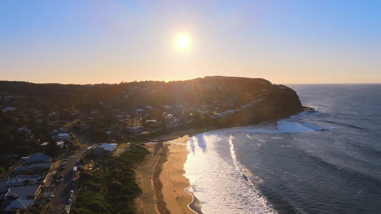 澳大利亚新南威尔士州中部海岸Avoca海滩周围的海景和村庄视频素材