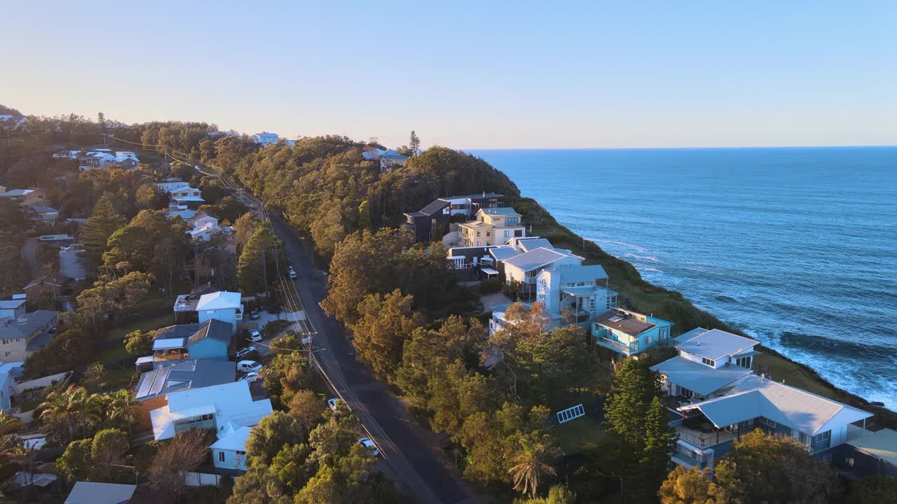 澳大利亚新南威尔士州中部海岸Avoca海滩周围的海景和村庄视频素材
