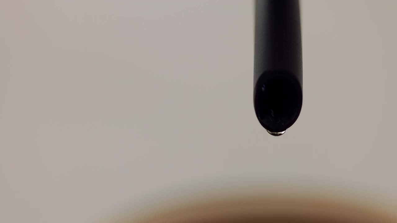 特写的水滴从滴水壶倾泻视频下载