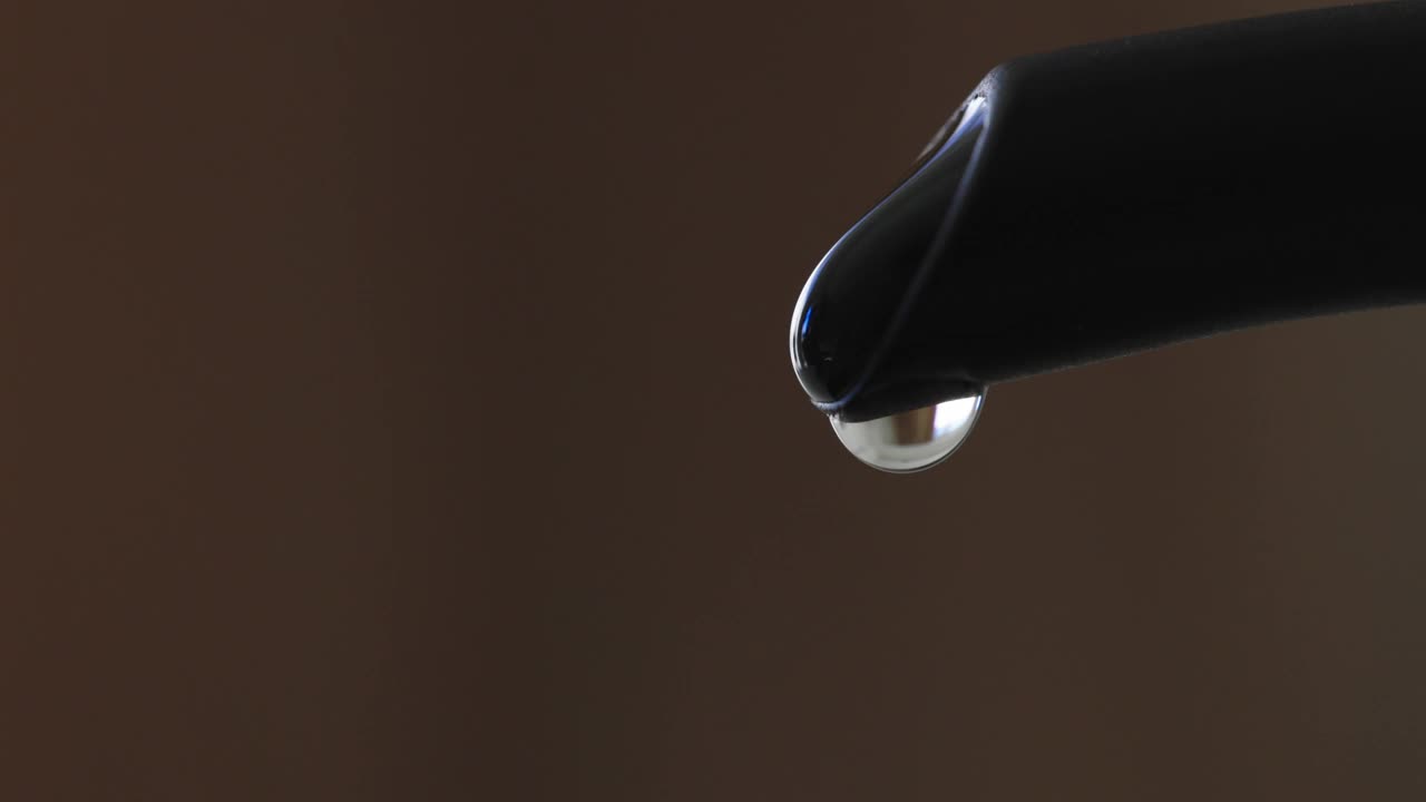 特写水滴从滴水壶倾泻视频素材