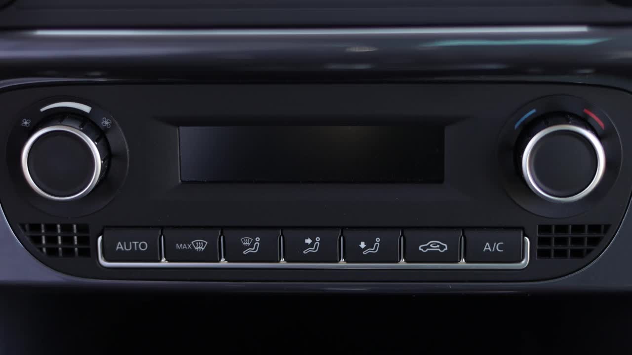 手动调节汽车里的空调控制按钮视频素材