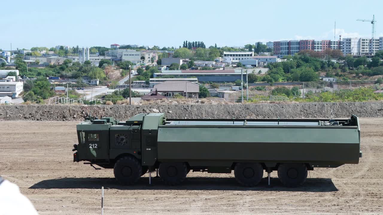 军用卡车，装有火箭发射器。视频素材